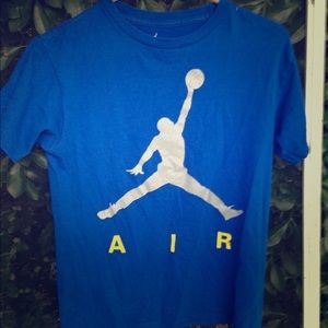 Boys basketball 🏀 Jordan air blue tee M
